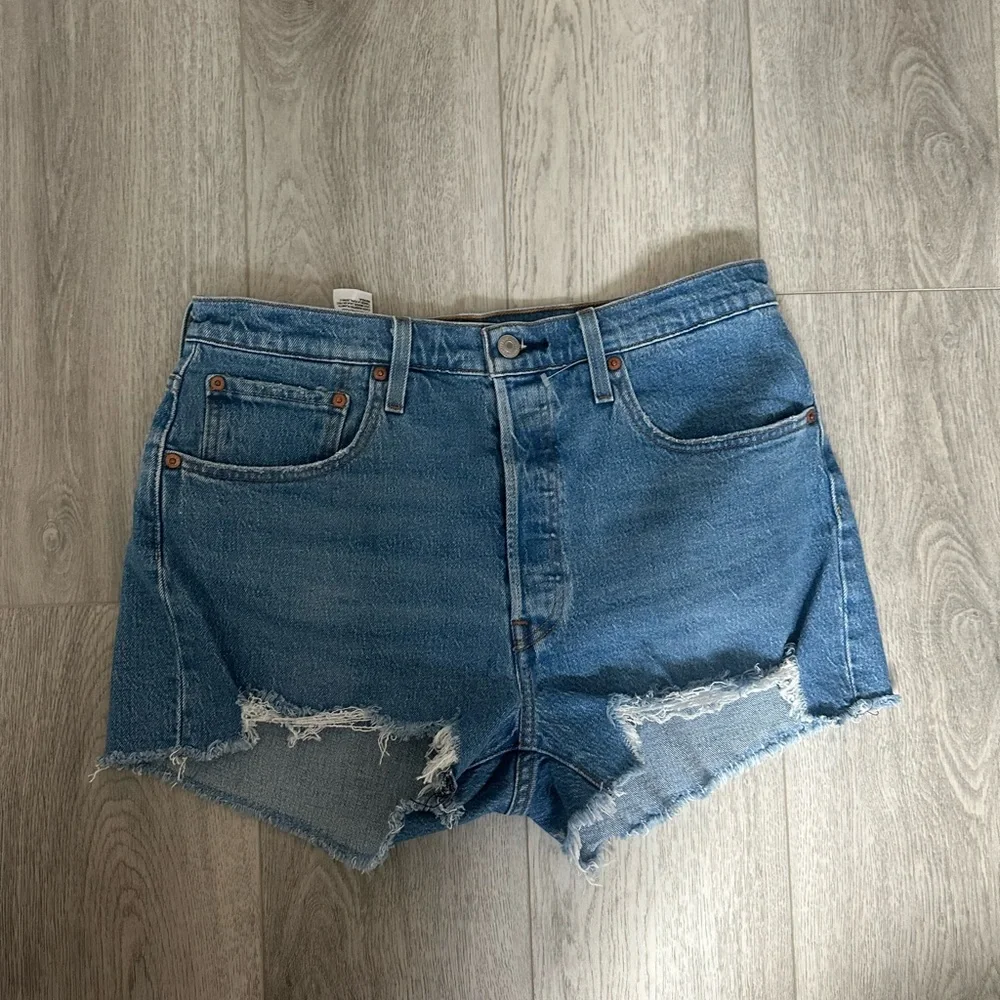 Levi's Blue Jean Shorts Raw Hem - Picture 3 of 4